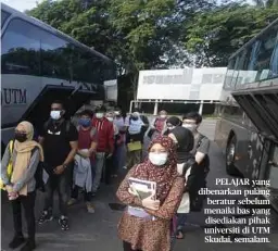  ??  ?? PELAJAR yang dibenarkan pulang beratur sebelum menaiki bas yang disediakan pihak universiti di UTM Skudai, semalam.