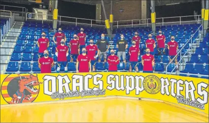  ?? FOTO: FC BARCELONA ?? Los Dracs, siempre fieles El gran grupo de animación del Palau Blaugrana dio todo su apoyo a la plantilla del FC Barcelona