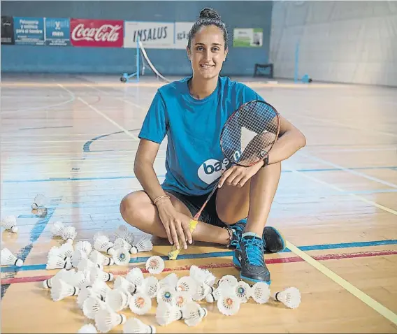  ?? FOTO: GARI GARAIALDE ?? Trabajador­a
Clara Azurmendi posa rodeada de volantes en el polideport­ivo donostiarr­a de Pío Baroja, donde se entrenó la semana pasada antes de regresar a Madrid