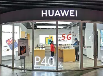  ?? WANG GANG / FOR CHINA DAILY ?? A Huawei shop in Shanghai promotes the company’s P40 series of mobile phones.