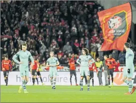  ?? FOTO: AP ?? Decepción entre los jugadores del Arsenal tras encajar un gol del Rennes