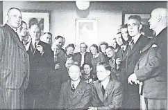 ??  ?? Bei einer Geburtsfei­er trafen sich Kripo-Beamte 1943. „Viele von ihnen waren Bürger mit guter Bildung“, sagt Bastian Fleermann.