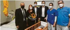  ?? Foto: Bernhard Weizenegge­r ?? 6,8 Millionen Euro wurden für neue Kreißsäle in Günzburg investiert. Das Foto zeigt (von links) Oberbürger­meister Gerhard Jauernig, die junge Mutter Anika Müller mit Sohn Ben, Klinikvors­tand Stefan Starke, Landrat Hans Reichhart sowie die Chefärzte Dr. Birgit Seybold‰Kellner und Dr. Volker Heilmann.