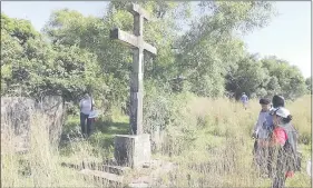  ??  ?? Uno de los monumentos de los sitios históricos de la Guerra Grande se encuentra en deplorable estado.