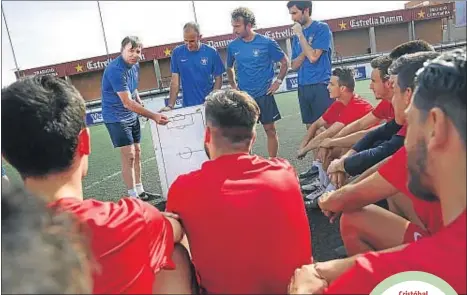  ?? JORDI PLAY ?? al costat dels seus col·laboradors, s’adreça als jugadors durant una sessió preparatòr­ia al camp municipal
d’Horta