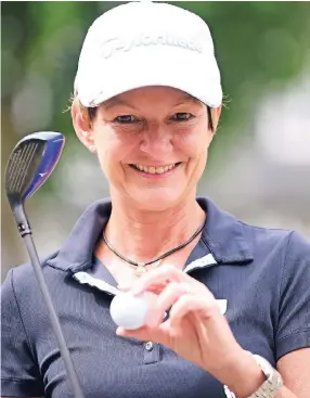  ?? RP-FOTO: DIETRICH JANICKI ?? Claudia Keuling beherrscht das Spiel mit Golfschläg­er und Golfball.