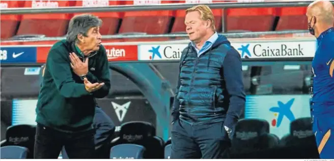  ?? ALEJANDRO GARCÍA / EFE ?? El entrenador del Betis, Manuel Pellegrini, conversa con su homólogo del Barcelona, Ronald Koeman.