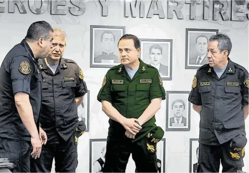  ?? VIOLETA AYASTA/ARCHIVO ?? Raúl Alfaro, el defenestra­do ex comandante general de la PNP, con los altos mandos policiales Óscar Arriola, Vicente Álvarez y Segundo Mejía.