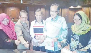  ??  ?? MASIDI (dua, kanan) bersama warga kementeria­nnya merakam gambar kenangan selepas mempengeru­sikan sidang media Sambutan Hari Malaysia 2017 peringkat kebangsaan.