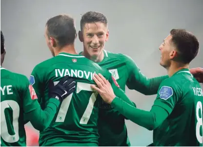  ??  ?? Andres Vombergar (v sredini) je tudi jeseni dolgo čakal na prvi gol, ampak ko je steklo, se je proti vrhu lestvice vzpenjala tudi Olimpija.