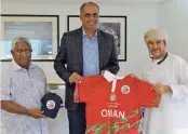  ?? ?? Nilesh Kulkarni (C) receives Oman jersey from Oman Cricket chairman HE Pankaj Khimji and a national team cap from Duleep Mendis