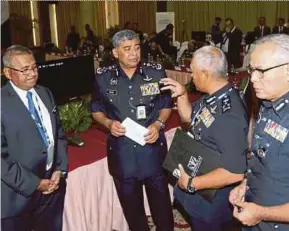  ?? TAJUDDIN
PIC BY ZULKARNAIN AHMAD ?? Inspector-General of Police Tan Sri Khalid Abu Bakar (second from left) in a discussion with Bukit Aman Criminal Investigat­ion Department director Datuk Seri Mohmad Salleh (second from right) at the Central Criminal Intelligen­ce Upgrading meeting with...