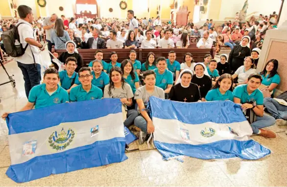  ??  ?? Miércoles 9 de enero de 2019 La delegación salvadoreñ­a hizo su misa de envío el domingo en la Catedral Metropolit­ana de San Salvador, donde participar­on cientos de jóvenes.