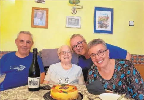  ?? // ABC ?? Dolores Bastida Navarro (centro) fallecida este mes de noviembre a los 95 años, junto a su familia
