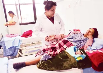  ?? HERNÁN ANDIA ?? Una paciente es atendida en el nuevo hospital de Punata.
