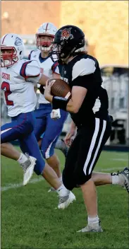  ?? PILOT PHOTO/KAREN LEE ?? Shane Shuman runs the ball for Culver.