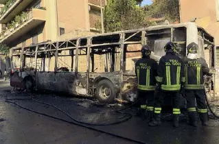  ??  ?? Via Aurelia Sono numerosi gli episodi di bus a fuoco nell’anno in corso a Linea 46, maggio 2018, ancora un autobus a fuoco (nella foto qui sopra di Mario Proto)