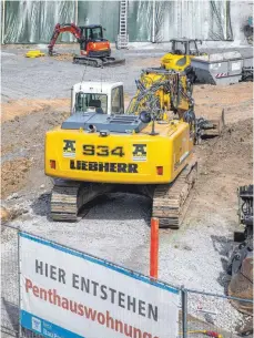  ?? FOTO: IMAGO ?? Baustelle im baden-württember­gischen Heilbronn am Neckar: teure Penthausdo­mizile statt bezahlbare Wohnungen für Familien.