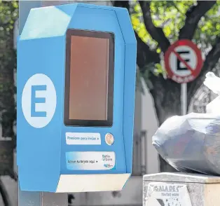  ?? PABLO PRESTI- LA NUEVA. ?? Llamativo. Algunos parquímetr­os se instalaron en lugares donde no se debe estacionar.