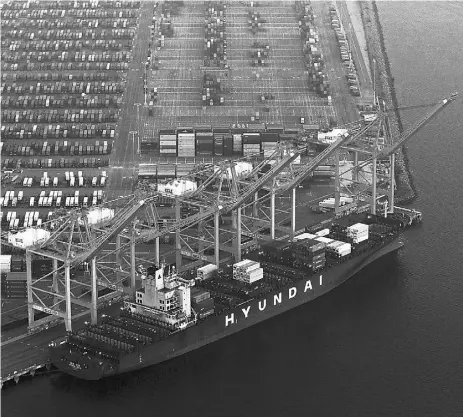  ?? Pat rick T. Falon / Bloombe rg News ?? A Hyundai container ship docked at the Port of Los Angeles. Labour strife at U.S. West Coast ports forced manufactur­ers to move their goods via air cargo.