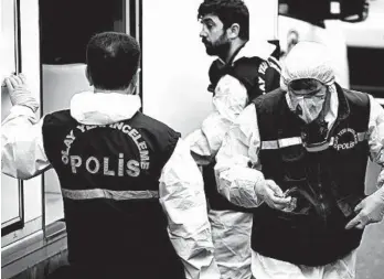  ?? EMRAH GUREL/AP ?? Turkish crime-scene investigat­ors prepare Wednesday to search the home of the Saudi consul general in Istanbul.