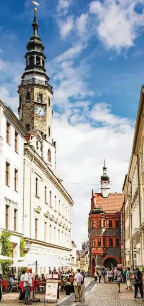  ??  ?? Der rot-graue Schönhof (hinten rechts) von 1526 ist das älteste Renaissanc­e-Gebäude von Görlitz. Der hohe Turm links gehört zum Rathaus der Stadt.