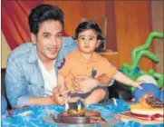  ??  ?? Tusshar Kapoor with birthday boy Laksshya