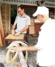  ??  ?? Chee Ming (left) learnt to weave from his father CK (right), who learnt the skill from his father.