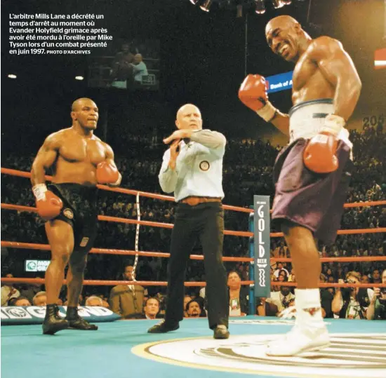  ?? PHOTO D’ARCHIVES ?? L’arbitre Mills Lane a décrété un temps d’arrêt au moment où Evander Holyfield grimace après avoir été mordu à l’oreille par Mike Tyson lors d’un combat présenté en juin 1997.