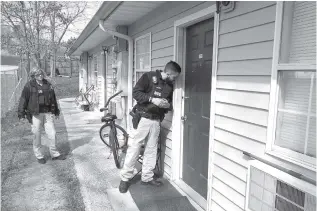  ?? STAFF PHOTO BY DAN HENRY ?? Georgia Department of Community Supervisio­n officers Kindra Cochran, left, and Shawn Henry make an unannounce­d visit to check on a probatione­r Thursday near Dalton, Ga.