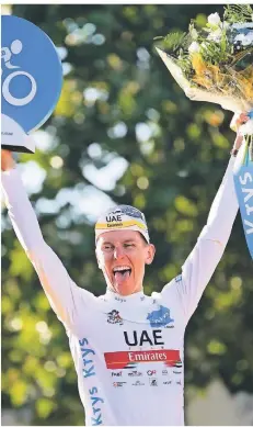  ?? FOTO: CHRISTOPHE ENA/DPA ?? Tour-de-France-Gesamtsieg­er Tadej Pogacar jubelt nach der 21. und letzten Etappe in Paris im Gelben Trikot.