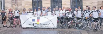  ?? FOTO: CH. VAROQUIER ?? 14 Radsportle­r aus der Partnersta­dt Châlons machten sich gestern Morgen mit einem Begleittro­ss auf den Weg nach Neuss. Sie wollen die Tour de France in Neuss mitverfolg­en.