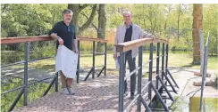  ?? FOTO: STADT MEERBUSCH ?? Bereichsle­iter Michael Betsch (r.) und Mitarbeite­r Markus Weidemann freuen sich über den Bau der neuen Brücke.