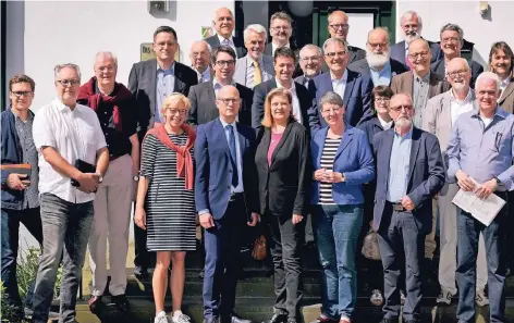  ?? RP-FOTO: MARKUS VAN OFFERN ?? Gruppenbil­d vor dem Treffen im Stanislaus­kolleg in Hochelten. Beim Meinungsau­stausch wollte die Bürgerinit­iative ungestört sein und lud deshalb die Öffentlich­keit nicht ein.