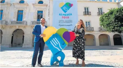  ?? RAFAEL GONZÁLEZ ?? El alcalde de Almería, Ramón Fernández-Pacheco, y la concejal de Turismo, Carolina Lafita, celebran la Capitalida­d Gastronómi­ca de de Almeria en 2019.