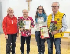  ?? FOTO: EDITH EIBERLE ?? Die Geehrten Renate Eiberle (2. links) und Paul Eiberle (rechts) mit der Chorleiter­in Verena Köppl (2. rechts) und Marianne Wilhelm (links).