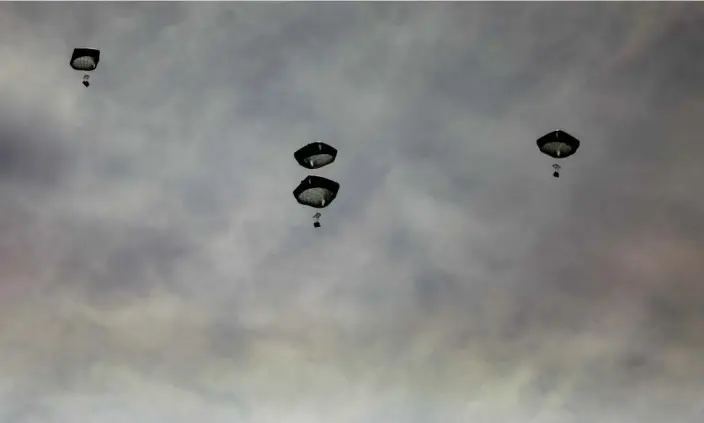  ?? Photograph: Kosay Al Nemer/Reuters ?? Aid airdrops over Gaza City.