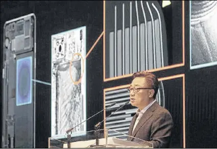  ?? CHOI JAE-KOO / YONHAP ?? Samsung Electronic­s’s mobile president Koh Dong-jin speaks at its headquarte­rs in Seoul, South Korea, Monday. Samsung investigat­ed fires in its Galaxy Note 7 smartphone­s.