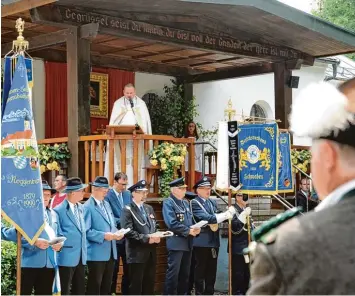  ?? Fotos: Andreas Brücken ?? Pater Johannes Baptist Schmid hält die Jubiläumsa­ndacht an der Wannenkape­lle. Hunderte Besucher pilgern auf den Berg bei Meßhofen, um für den Frieden zu beten.