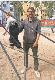  ?? FOTO: ALINA KOMOREK ?? Mark W. kommt häufiger mit seiner Tochter zum Spielplatz am Hermannpla­tz. Schön fände er ein Wasserspie­lgerät.