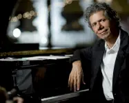  ??  ?? Volti A sinistra, Chick Corea, uno dei maggiori tastierist­i jazz A destra, Fabri Fibra: il suo tour estivo continua dopo il successo di «Fenomeno»