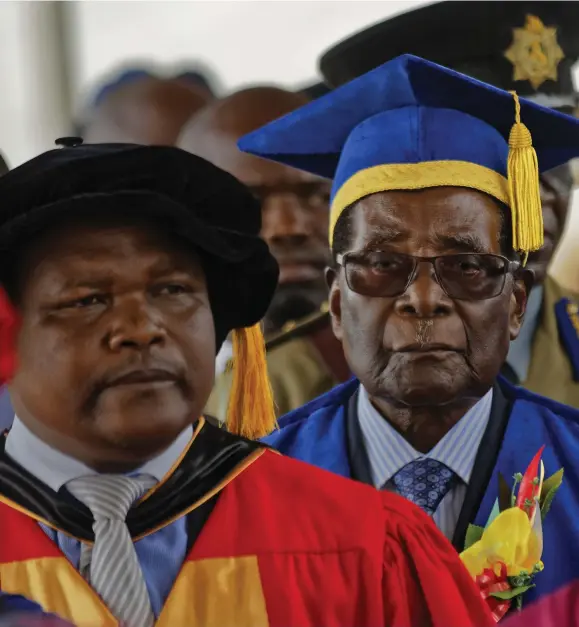  ??  ?? OVÄNTAD UPPVISNING. Robert Mugabe möttes av jubel från de prydligt klädda studentern­a när han förklarade examenscer­emonin öppnad, i ett överraskan­de