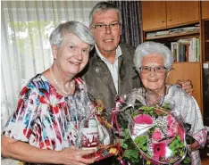  ?? Foto: Roland Furthmair ?? Gemeinsam mit Tochter Eva Maria (links) und Drittem Bürgermeis­ter Wolfgang Ostermann feierte Laura Kuhn ihren 90. Geburtstag.