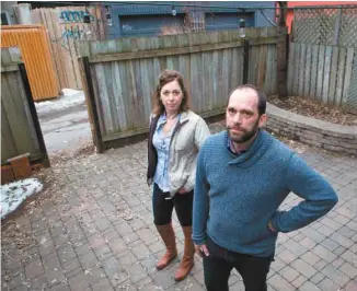  ?? MARIE-FRANCE COALLIER LE DEVOIR ?? Deux citoyens du Plateau Mont-Royal, Simon Cadotte et Marie-Josée Cloutier, devront abandonner l’idée de se procurer une voiture électrique et d’installer une borne de recharge dans leur cour arrière.