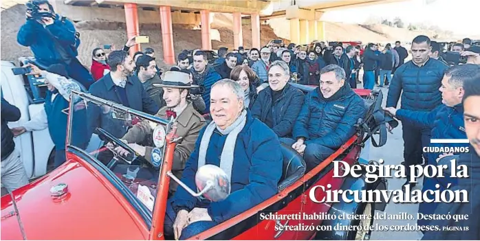  ?? (PEDRO CASTILLO) ?? Un clásico. El gobernador llegó al acto en un coche antiguo, acompañado por el intendente Ramón Mestre, por el intendente electo Martín Llaryora y por la diputada Alejandra Vigo.