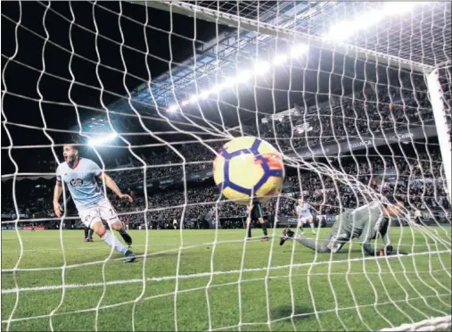  ??  ?? OTRO PINCHAZO. El gol de Maxi Gómez para el Celta estableció el 2-2 final, con el que el Madrid se dejó otros dos puntos. Ya van 19 esta Liga.