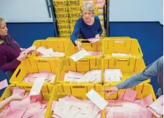 ?? Foto: Rolf Vennenbern­d, dpa ?? Kölner Wahlhelfer sortieren die eingegange­nen Umschläge der Briefwähle­r: Am Sonntag sind 650000 Ehrenamtli­che im Einsatz.