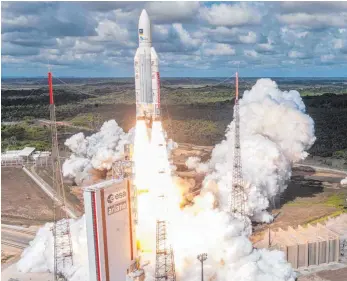  ?? FOTO: AFP ?? Weltraumba­hnhof Kourou in Französisc­h-Guayana: Eine Ariane-5-Trägerrake­te bringt am 17. November einen Galileo-Satelliten ins All.