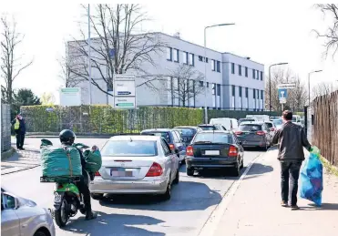  ??  ?? Verkehrsch­aos vor dem Recylingho­f in Flingern: Weil nur acht Fahrzeuge auf das Gelände gelassen werden, staut es sich vor der Anlage. Der Andrang ist trotzdem groß.