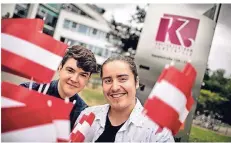  ?? RP-FOTO: RALPH MATZERATH ?? Beitrag zum Österreich-Jahr: Hendrik Greiner (l.) und Timo Aust spielen in dem neuen Blinklicht­er-Stück als Wauga und Wondruschk­a mit.